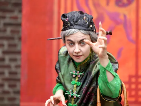 Janina Heyderhoff als Großmutter in "Mulan"