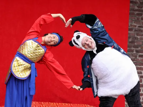 Mulan und Pandabär formen ein Herz